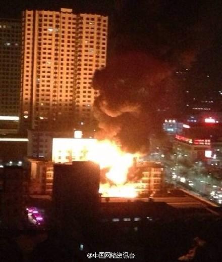 河北秦皇島一廠(chǎng)房發(fā)生火災(zāi)，現(xiàn)場(chǎng)火勢(shì)兇猛。