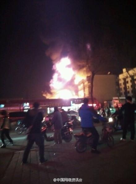 河北秦皇島一廠(chǎng)房發(fā)生火災(zāi)，現(xiàn)場(chǎng)火勢(shì)兇猛。