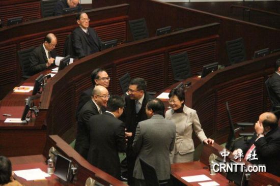 答問大會(huì)之前，港府司局長等高官聚談（中評(píng)社 鄧冠英攝）