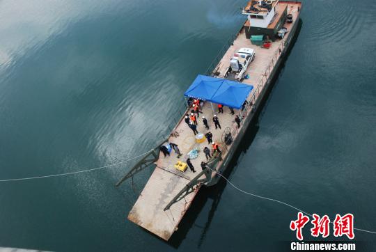 警方四次到百米深的湖中打撈被害人遺體。