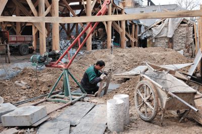 東城區(qū)北鑼鼓巷與小經(jīng)廠胡同之間一處四合院內(nèi)，工人進(jìn)入已經(jīng)挖好的地下室內(nèi)施工。