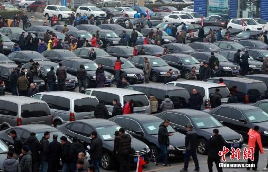 2015年1月25日，首批國家和中央機關(guān)取消的公務(wù)用車在北京亞運村汽車交易市場拍賣。106輛公務(wù)用車