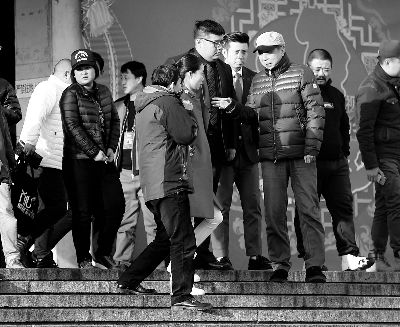 彩排后，高曉攀、尤憲超和不知名女演員聆聽馮鞏總結(jié)訓(xùn)話