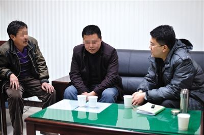 1月7日，陜西省榆林市，國(guó)家信訪局第五督查組成員王治鐸（右一）與兩名信訪人約談。 楊凱 攝