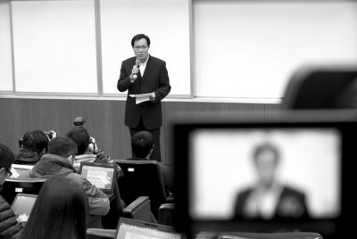 2月8日，在臺(tái)北福華會(huì)館，復(fù)興航空代表劉忠繼向媒體介紹家屬說明會(huì)溝通情況。新華社發(fā)