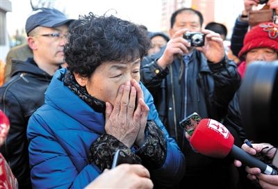 2月9日，呼格吉勒?qǐng)D的母親尚愛云在旁聽趙志紅案后，接受媒體采訪時(shí)落淚。新華社記者 任軍川 攝