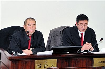 1月5日，呼市中院審理趙志紅案。律師謝飛（左）和張瑞軍（右）出庭為趙志紅辯護(hù)。