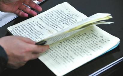 小王留下的日記本里記錄了很多她的往事。