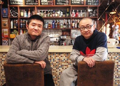 　14日，西安交通大學(xué)路66號(hào)公路咖啡館，苗阜（左）、王聲（右）兩位青年相聲演員今年將第一次登上春晚