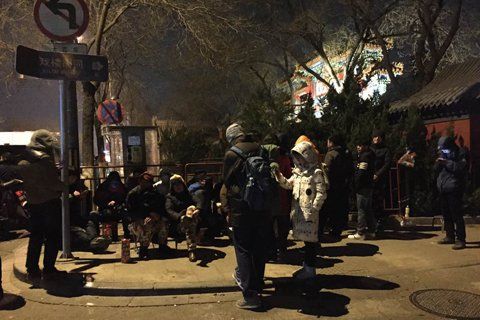 雍和宮外排隊(duì)的人。新京報(bào)記者 李相蓉 攝