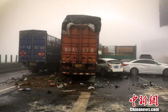 圖為21日，京港澳高速河南段21輛汽車發(fā)生連環(huán)相撞事故現(xiàn)場(chǎng)?！」啤z