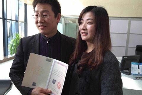 全國首本不動產(chǎn)權(quán)證書 徐州和瀘州兩地同時頒發(fā)