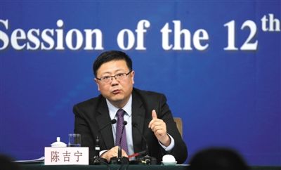 昨日，十二屆全國(guó)人大三次會(huì)議新聞中心，環(huán)保部部長(zhǎng)陳吉寧回答中外記者提問(wèn)。新京報(bào)記者 陳杰 攝