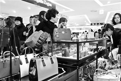 我國(guó)去年出境人數(shù)超過(guò)1億人次，境外消費(fèi)超過(guò)1萬(wàn)億元人民幣 供圖/CFP