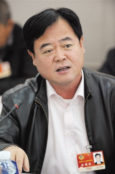 　政協(xié)委員、中國通用技術(shù)集團董事長賀同新稱，按照2014年的數(shù)字，他的薪水下降了近50%。圖/CFP