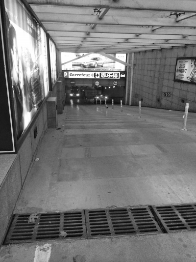 　　國貿(mào)360的地下車庫，坡陡讓人膽寒。