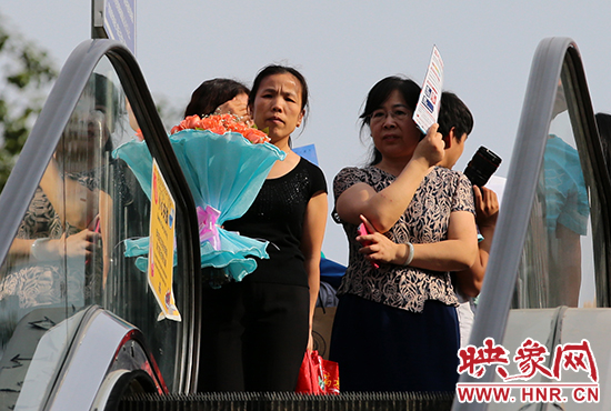 有一種情，你我日日相見，從不言表，但會抱著鮮花等候歸人。