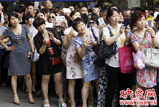 你在人群中，只有找到你，她們才會松下眉間的皺紋。