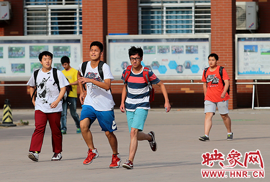 若我會見你，事隔經(jīng)年。我該何以賀你，以眼淚，以沉默?！? width=