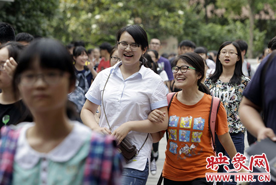 也有一種情，平日嬉笑怒罵，針鋒相對，只有別離時才會牽手擁抱。