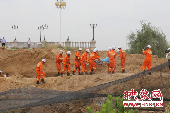 12點(diǎn)07分，又一人被抬出