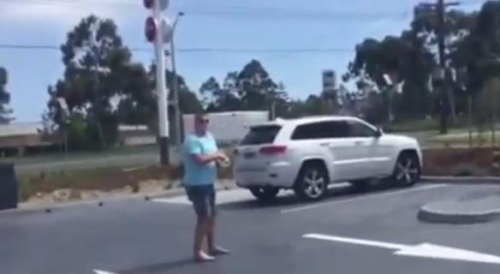 圖一：澳大利亞男子發(fā)飆的樣子被兩個兒子偷拍，并將視頻取名為“憤怒的老爹”上傳至網(wǎng)絡(luò)。