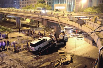 路虎車被扶正后，救援車將其拖離現(xiàn)場。