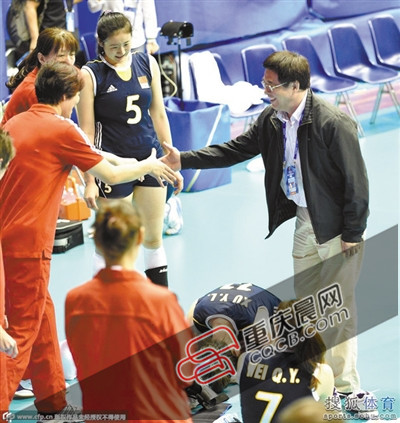 潘志琛(右)曾邀請郎平回歸。