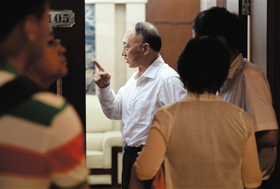 劉鵬局長(zhǎng)走出會(huì)場(chǎng)。昨日的足球改革發(fā)展工作會(huì)議上，國(guó)家體育總局為中國(guó)足球“開(kāi)了一扇門(mén)”。