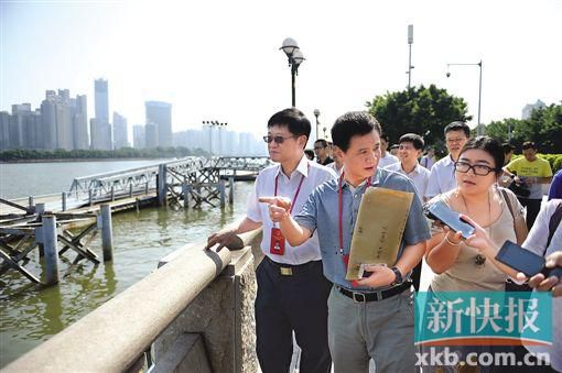 人大代表們在珠江邊現(xiàn)場調(diào)研。