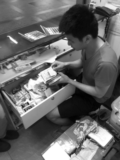 嫌疑人家的煙酒店內(nèi)暗藏地下錢莊。警方供圖