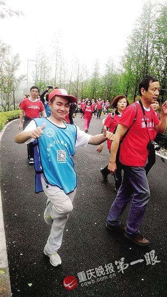 熊軍單腿參加重慶晚報(bào)走走族徒步活動(dòng) 受訪(fǎng)者供圖 熊軍單腿參加重慶晚報(bào)走走族徒步活動(dòng) 受訪(fǎng)者供圖