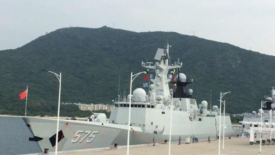 中國(guó)海軍艦艇編隊(duì)12日上午從三亞起航，參加“和平友誼-2015”中馬兩軍首次實(shí)兵聯(lián)演。