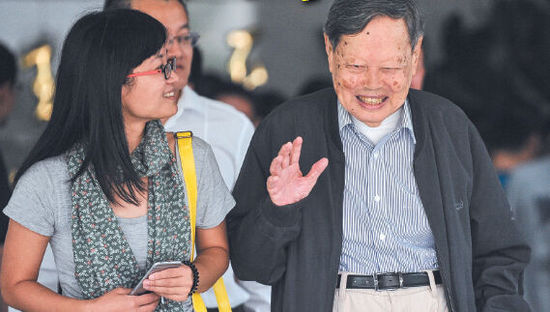 9月18日，楊振寧在合肥參觀中國科大近代物理系時接受記者采訪。記者卞世鵬/攝