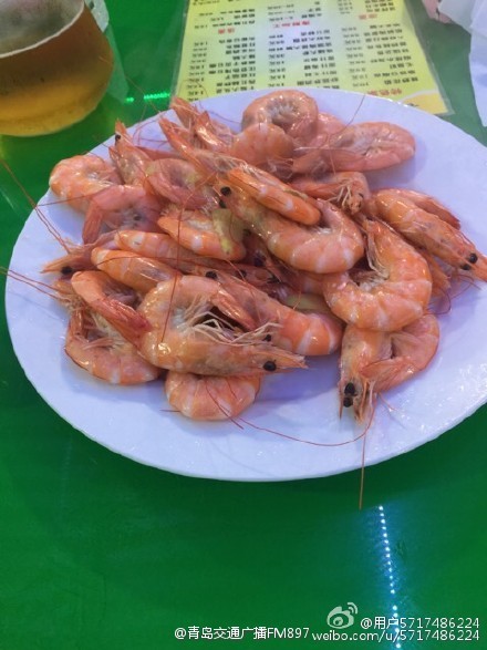 資料圖：網(wǎng)曝青島大排檔宰客，大蝦結賬時38元1只。