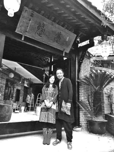 顧少?gòu)?qiáng)和丈夫在自己的客棧前合影,作為結(jié)婚照。照片由受訪者提供