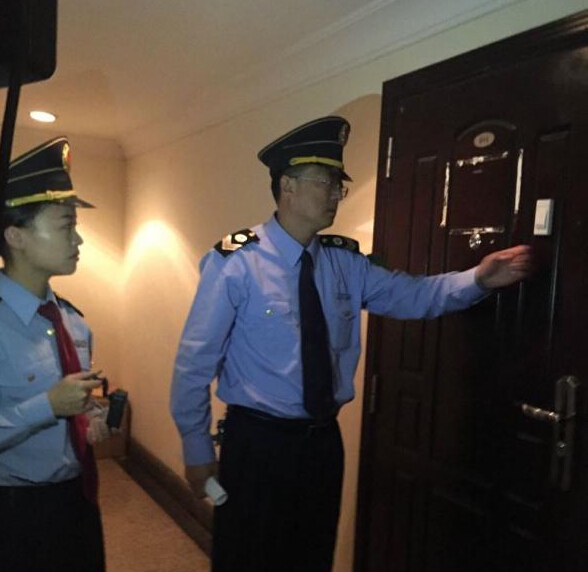 青島市衛(wèi)生監(jiān)督所的工作人員在郝愛勇診所執(zhí)法。