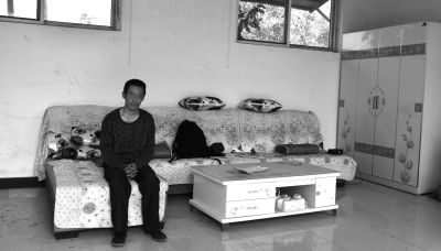 交完彩禮錢，牛志忠?guī)缀跎頍o(wú)分文，家里的沙發(fā)、茶幾、衣柜都是凌光輝買的。京華時(shí)報(bào)記者張恒攝