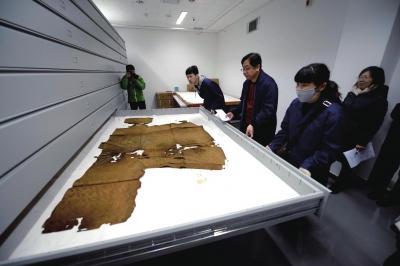 萬(wàn)歷皇帝穿過(guò)的龍袍已經(jīng)碎裂失去色彩。