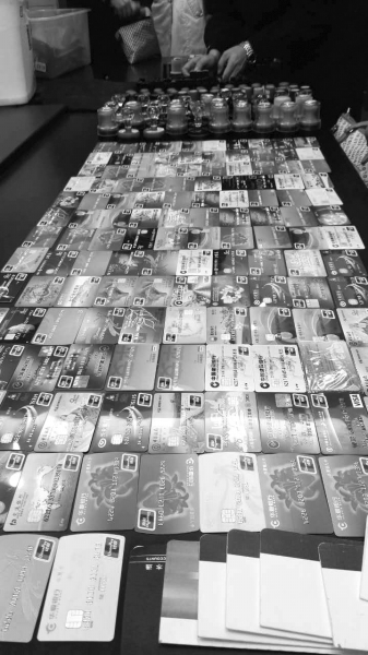 警方在行動中繳獲的地下錢莊持有的銀行卡和手機、U盾等作案工具。