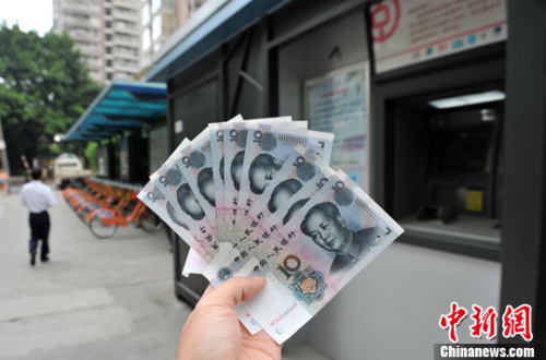 “如果是千元左右的跨行轉(zhuǎn)賬，都會先充值到支付寶，然后再轉(zhuǎn)到相應(yīng)銀行賬戶中”，肩負(fù)3000多元月供的北京白領(lǐng)小李告訴中新網(wǎng)記者，這樣操作起來方便、省時，還免去下載好幾個銀行客戶端的麻煩。