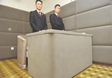 審訊室、居住室內(nèi)的桌椅板凳都進行了軟包。