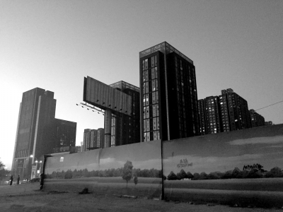 荒地西、南、北三面被2米多高的圍欄圍住。