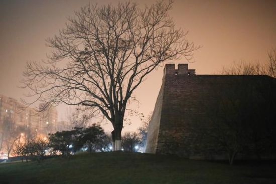 2015年12月20日，北京。霧霾之中，燈光之下的明長城遺址公園。