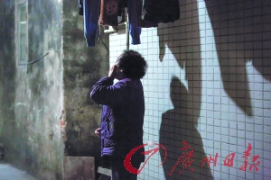 女姐在講述自己老伴幾年前在保姆的“照料”下去世的經(jīng)歷，神色悲傷。廣州日報記者陳憂子 實習(xí)生郭嘉亮攝