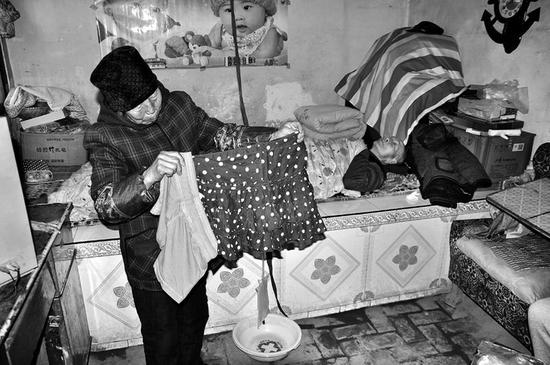 給爺爺?shù)芥?zhèn)上領(lǐng)過冬的福利，卻領(lǐng)回短裙短褲