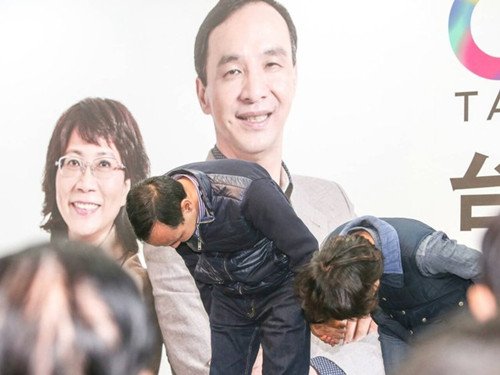 國民黨明天下午將召開臨時中常會，決定由誰擔(dān)任代理主席。圖為朱立倫與王如玄上午到競選總部，向支持自己競選的志工們一一致意，感謝他們的陪伴。圖片來源：臺灣《聯(lián)合報》