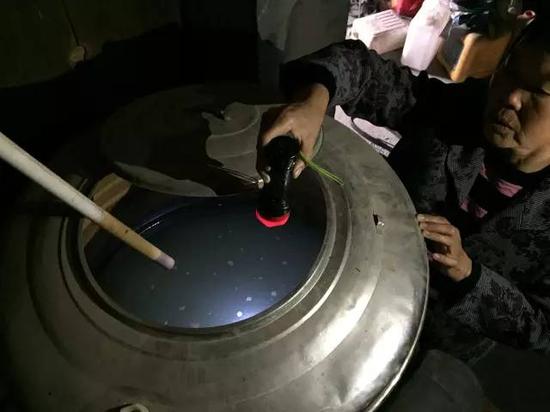洞庭湖缺水，2015年11月，湖南省南縣石壩村肖喜福老人家中面臨的水質(zhì)型缺水難題。近20多年來，家里打了兩次深井，如圖所示，井水呈乳白色，鐵錳嚴(yán)重超標(biāo)，無法飲用。新華社記者周楠攝