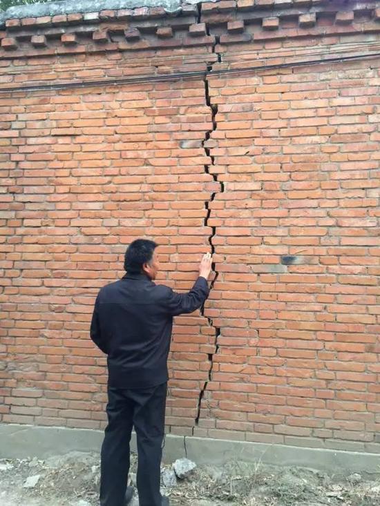 2015年10月20日，河北省柏鄉(xiāng)縣地下水超采區(qū)，地面沉降，一些村民家墻壁、地面都有裂縫。新華社記者郭雅茹 攝