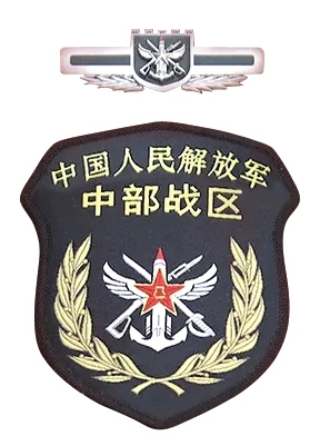 習(xí)近平將軍旗授予東部戰(zhàn)區(qū)司令員劉粵軍、政治委員鄭衛(wèi)平。
